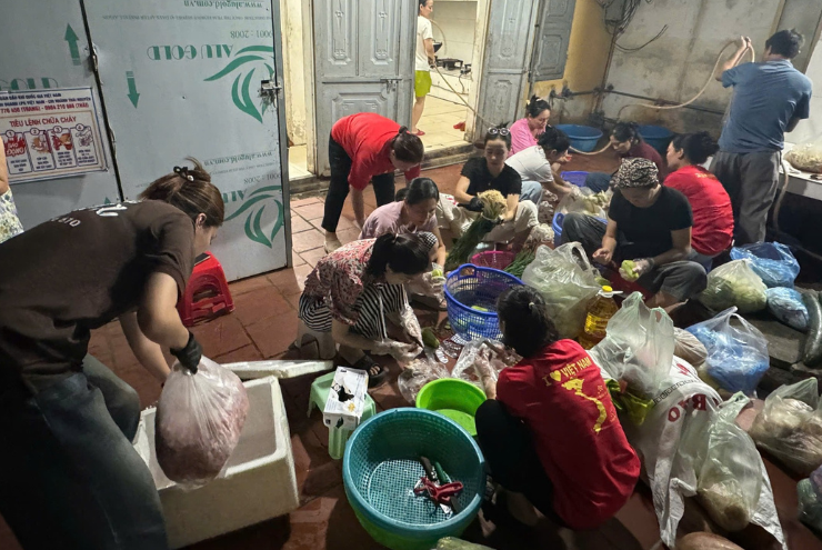 Người dân Hòa Bình chở 6 xe thực phẩm đến Thái Nguyên nấu cơm cho vùng lũ - 7