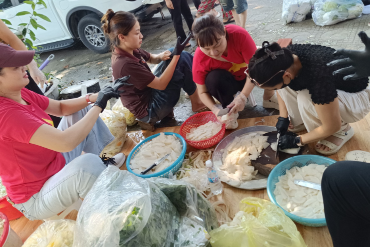 Người dân Hòa Bình chở 6 xe thực phẩm đến Thái Nguyên nấu cơm cho vùng lũ - 2