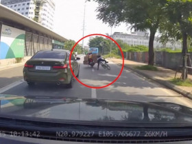 Clip: Xe máy chở hàng cồng kềnh quệt ngã học sinh đi xe đạp ngay trước đầu ô tô