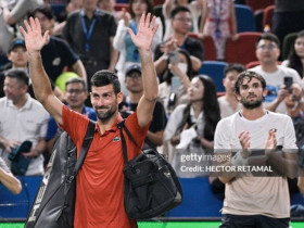 Tay vợt hạng 204 thế giới hạ Djokovic lập kỷ lục, 