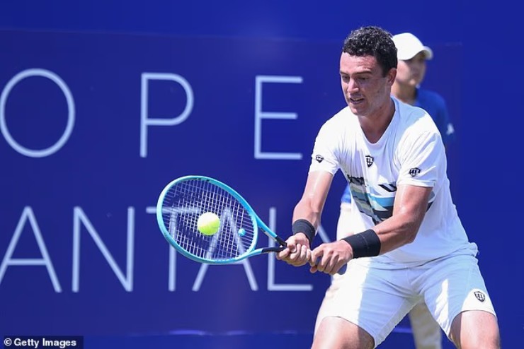 Ngã ngửa tay vợt tennis bị cấm thi đấu 4 năm vì...hôn gái lạ - 1