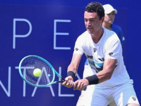 Ngã ngửa tay vợt tennis bị cấm thi đấu 4 năm vì...hôn gái lạ