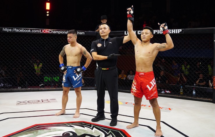 Đỉnh cao MMA Việt Nam: Lý Huỳnh "giã gạo" đối thủ, "Đầu bếp" 2 đấm đã gục - 2