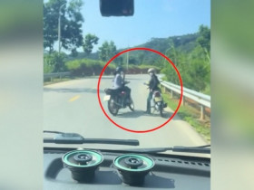 Clip: Hai Ninja dừng xe giữa đường nói chuyện, ô tô phải lùi xe để di chuyển
