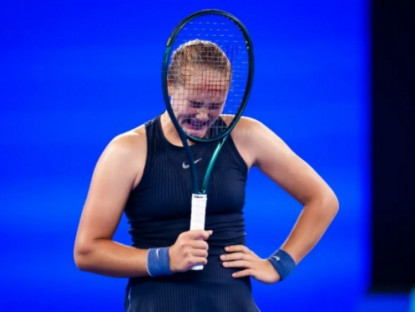 Thể thao - &quot;Sharapova mới&quot; đập vợt và chán ngán tennis, đánh bóng thẳng vào khán giả