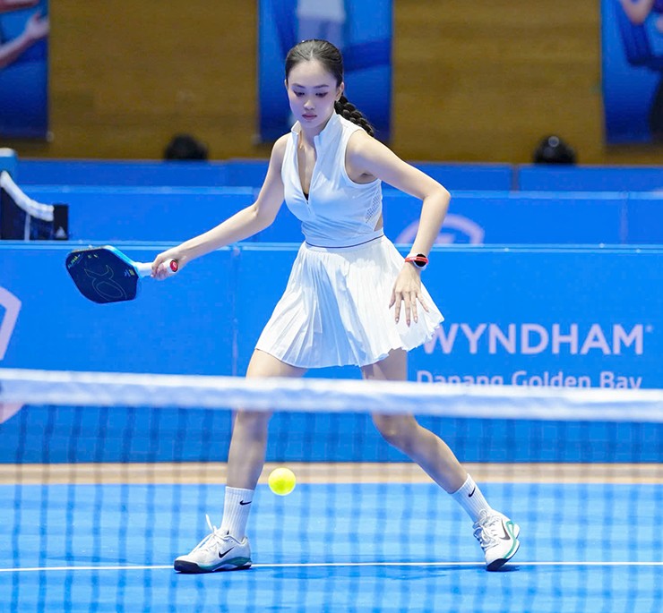 Dàn hot girl pickleball xử lý ra sao khi bị đối thủ nam cố ý đánh bóng vào mặt? - 2
