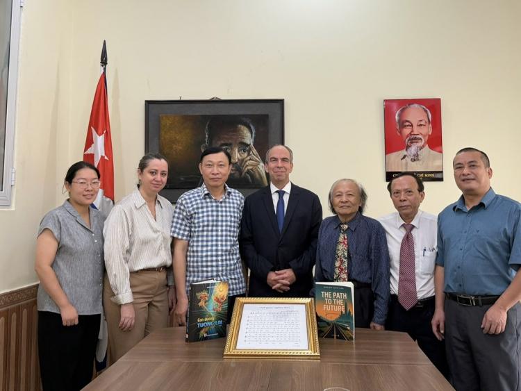 Đoàn công tác Viện Khoa học Giáo dục và Môi trường tài trợ xuất bản cuốn sách “Con đường tương lai” đến bạn đọc Cuba