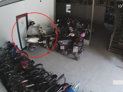 Giao thông - Clip: Cô gái dắt xe khỏi chỗ đỗ khiến người xem vừa buồn cười vừa sốt ruột