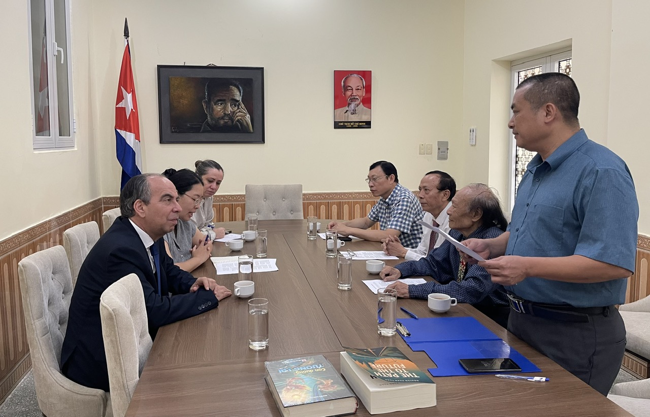 Đoàn công tác Viện Khoa học Giáo dục và Môi trường tài trợ xuất bản cuốn sách “Con đường tương lai” đến bạn đọc Cuba - 1