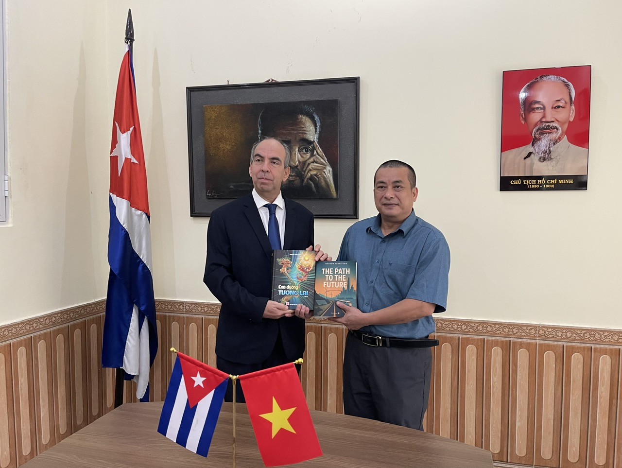 Đoàn công tác Viện Khoa học Giáo dục và Môi trường tài trợ xuất bản cuốn sách “Con đường tương lai” đến bạn đọc Cuba - 2