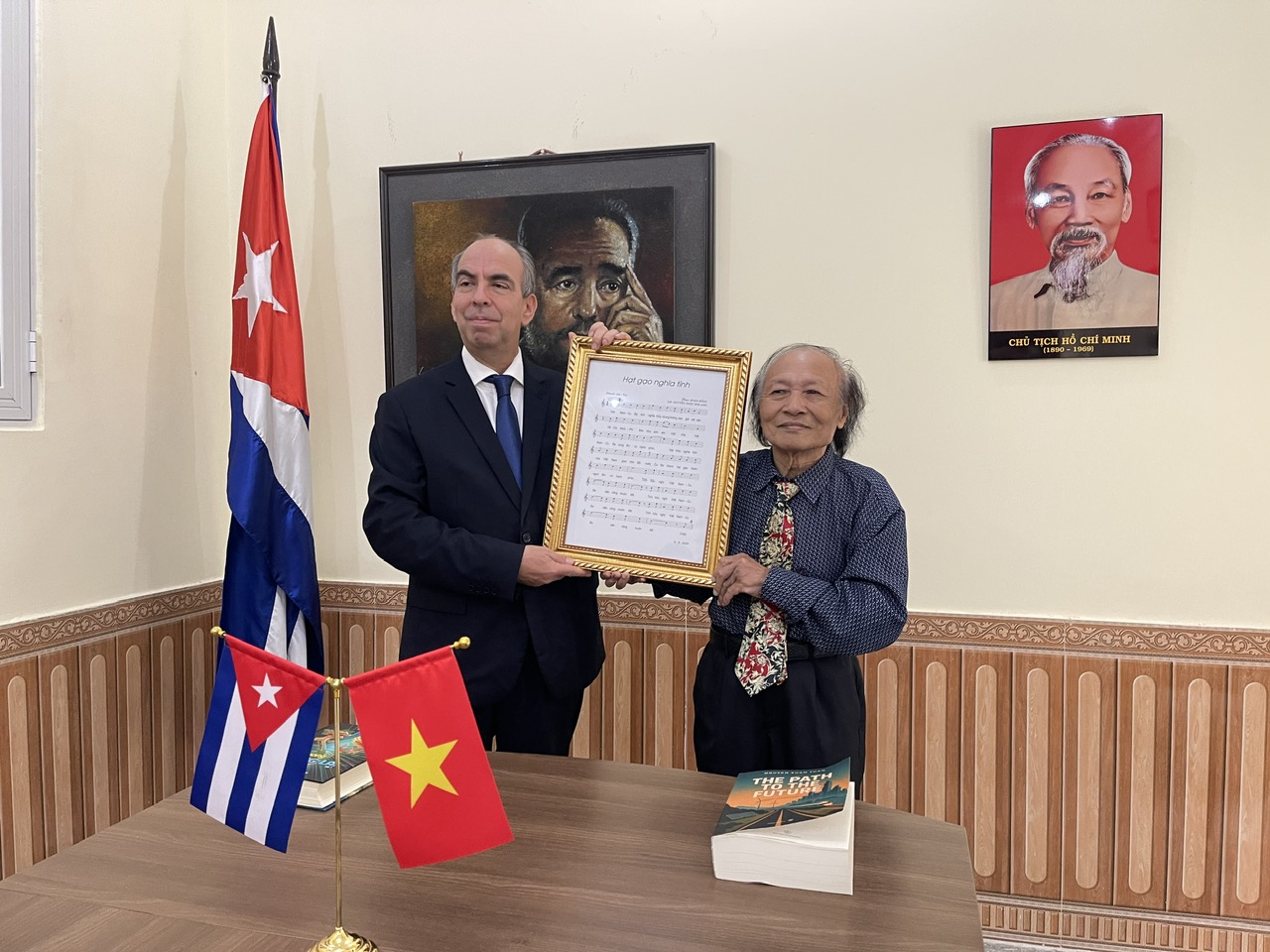 Đoàn công tác Viện Khoa học Giáo dục và Môi trường tài trợ xuất bản cuốn sách “Con đường tương lai” đến bạn đọc Cuba - 3
