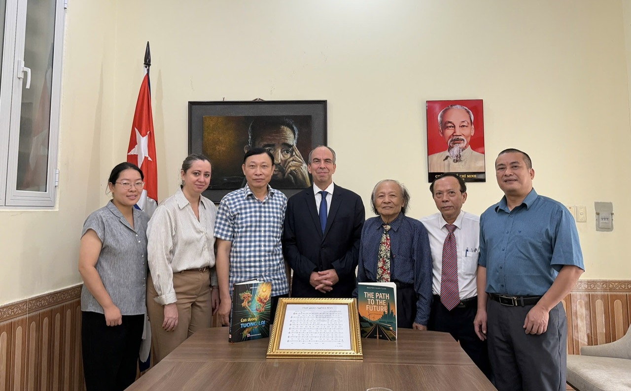 Đoàn công tác Viện Khoa học Giáo dục và Môi trường tài trợ xuất bản cuốn sách “Con đường tương lai” đến bạn đọc Cuba - 4