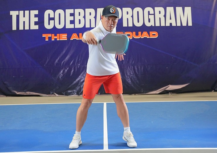 Phái đẹp bị đối thủ nam giới dồn ép khi chơi pickleball: Có cần nương tay? - 4