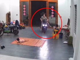 Clip: Chồng con hết hồn khi vợ dắt xe vào nhà theo phong cách có 1-0-2