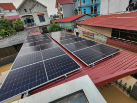 Một gia đình ở Bắc Ninh lắp điện mặt trời, mời bà con vào dùng miễn phí ngày lũ
