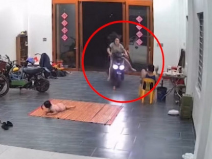 Giao thông - Clip: Chồng con hết hồn khi vợ dắt xe vào nhà theo phong cách có 1-0-2