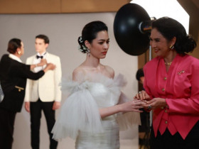 Ngày cưới, mẹ ruột cho tôi 30 triệu, mẹ kế tặng chiếc hộp cũ khiến tôi khóc nức nở