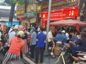 Giá vàng chiều 16/10: Chợ đen chạm ngưỡng 170 triệu đồng/lượng, nhiều người xếp hàng xuyên trưa chờ mua từng chỉ