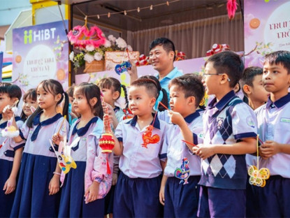 Thông tin doanh nghiệp - Trung thu Tròn vị, HiBT sẻ chia hàng trăm phần quà tới muôn nẻo đường phố