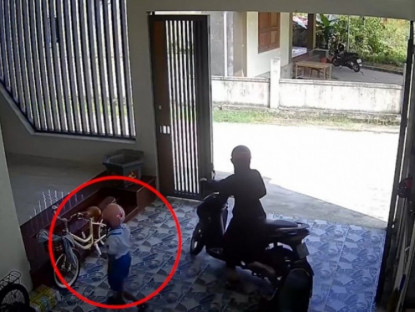 Giao thông - Clip: Bé ngơ ngác vì bị mẹ “bỏ quên” khi chở đi học, khiến ai cũng bật cười