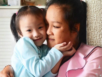 Gia đình - Người mẹ ngồi xe lăn sinh con không gây tê, 9 năm sau bé gái khiến cả xóm rưng rưng