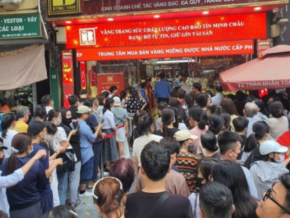 Kinh tế - Phố vàng Hà Nội ngày 17/10/2025:  Hàng trăm người “thi gan” với tiệm vàng, cảnh tượng bên trong quầy gây choáng