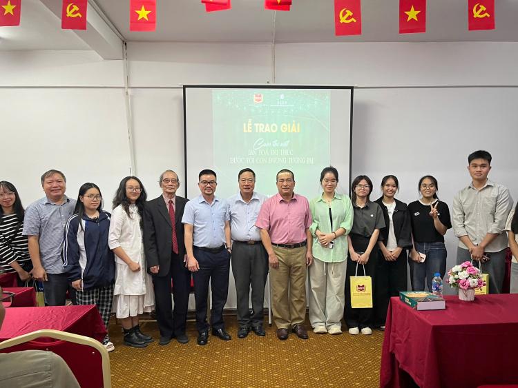 Trao giải Cuộc thi “Lan tỏa tri thức, bước tới Con đường tương lai” tháng 9