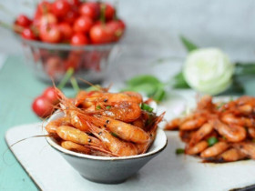 Rang tôm bao năm giờ mới biết không cần cầu kỳ, chỉ cho 2 thứ này tôm có màu đỏ đẹp lại cực giòn ngon