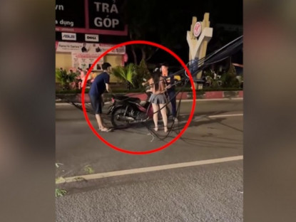 Giao thông - Clip: Hú vía cô gái lao thẳng vào dây điện giữa đường một cách khó tin