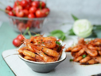 Gia đình - Rang tôm bao năm giờ mới biết không cần cầu kỳ, chỉ cho 2 thứ này tôm có màu đỏ đẹp lại cực giòn ngon