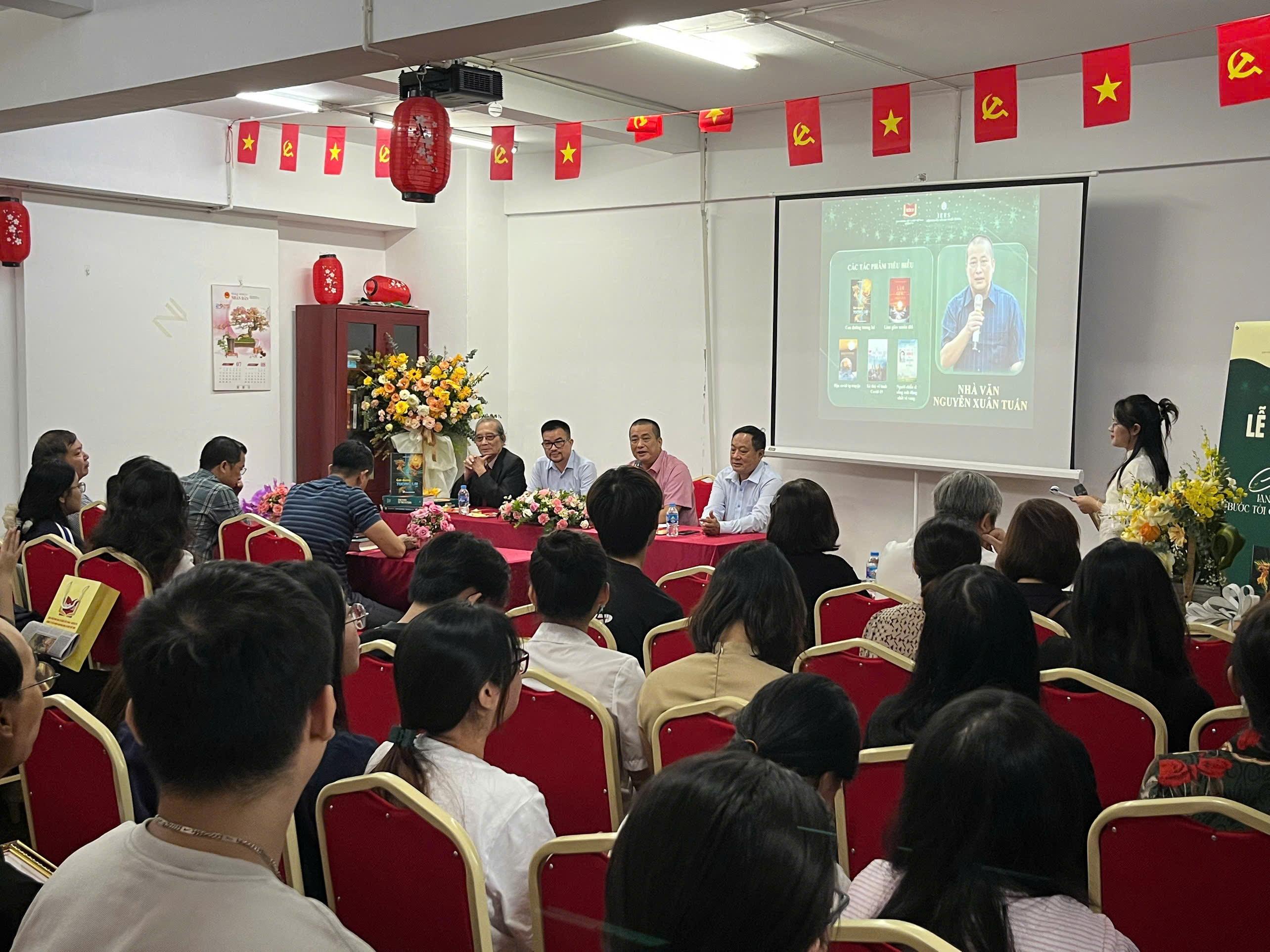 Trao giải Cuộc thi “Lan tỏa tri thức, bước tới Con đường tương lai” tháng 9 - 1