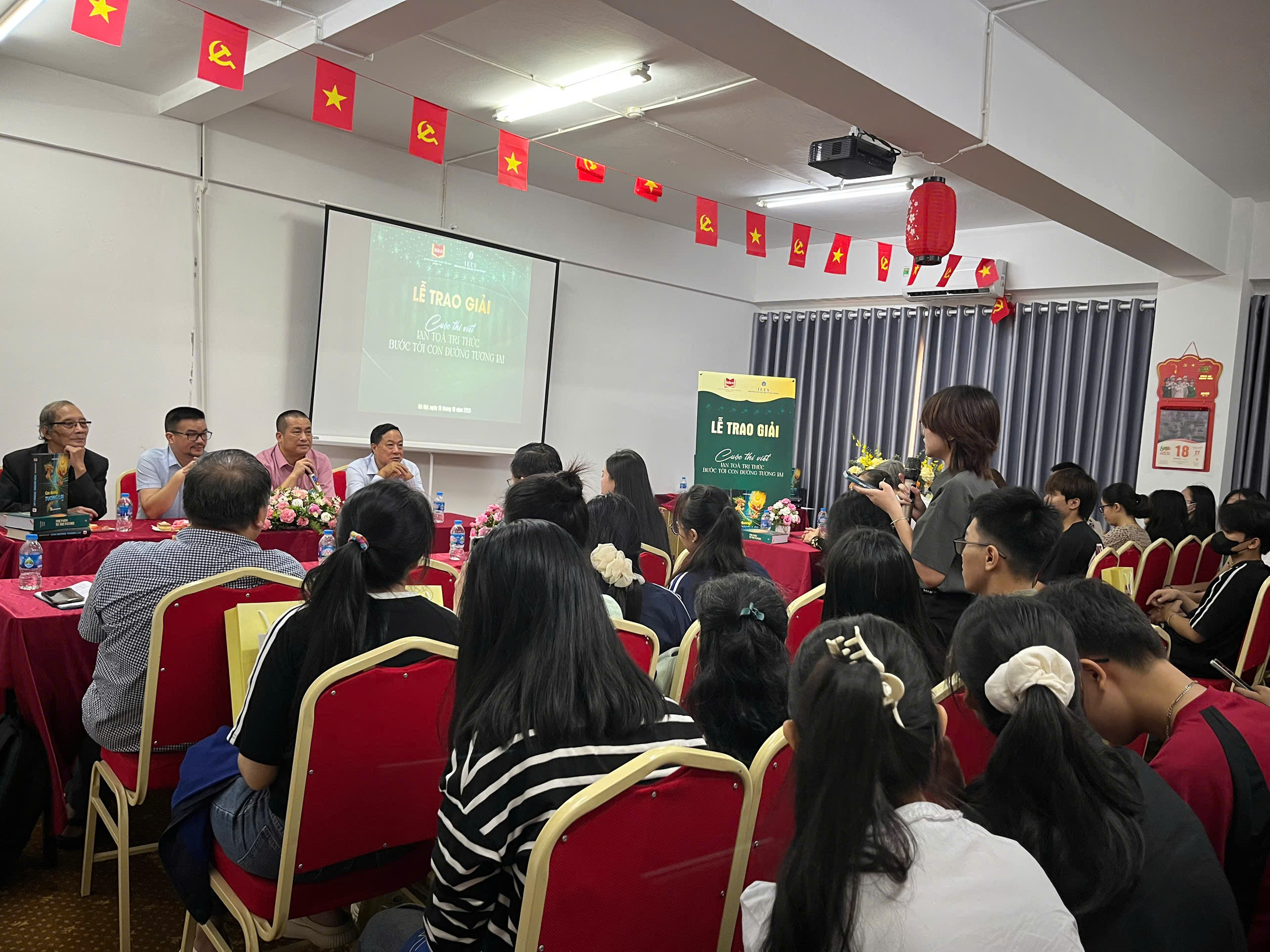Trao giải Cuộc thi “Lan tỏa tri thức, bước tới Con đường tương lai” tháng 9 - 6