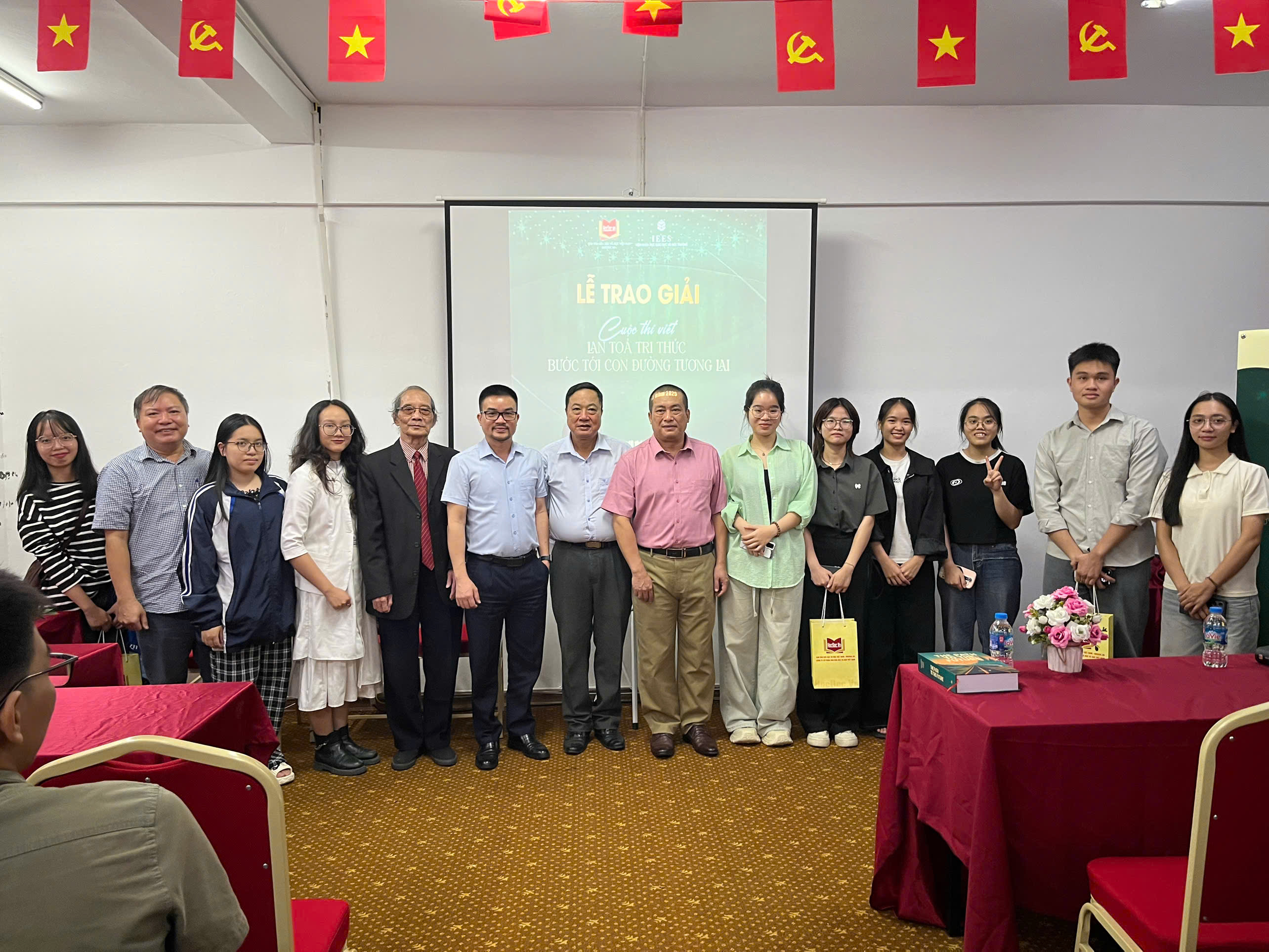 Trao giải Cuộc thi “Lan tỏa tri thức, bước tới Con đường tương lai” tháng 9 - 7