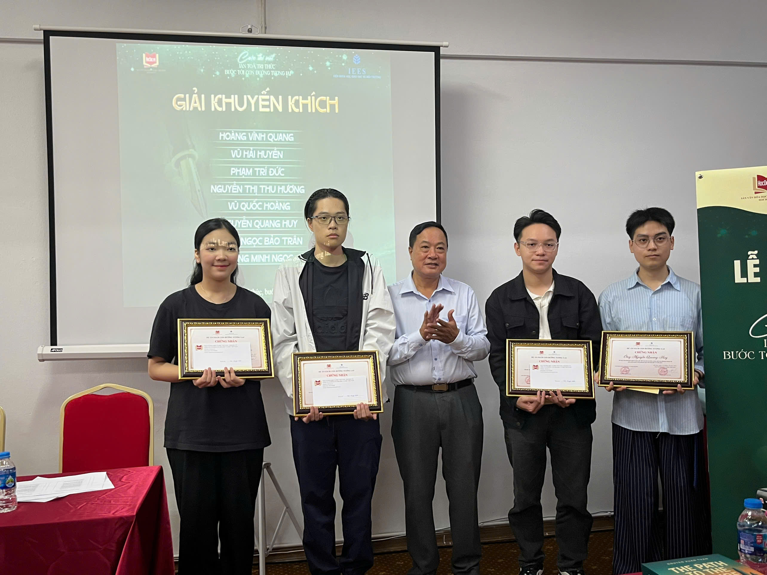 Trao giải Cuộc thi “Lan tỏa tri thức, bước tới Con đường tương lai” tháng 9 - 5