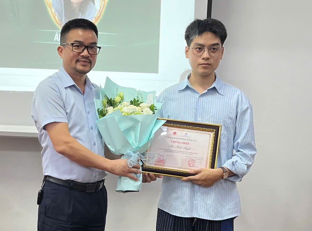 Trao giải Cuộc thi “Lan tỏa tri thức, bước tới Con đường tương lai” tháng 9 - 4