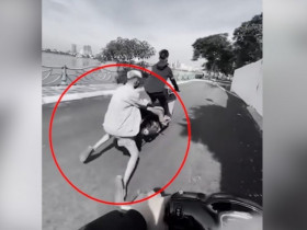 Clip: Thể hiện bốc đầu xe máy, thanh niên ngồi sau ngã cắm mặt xuống đường