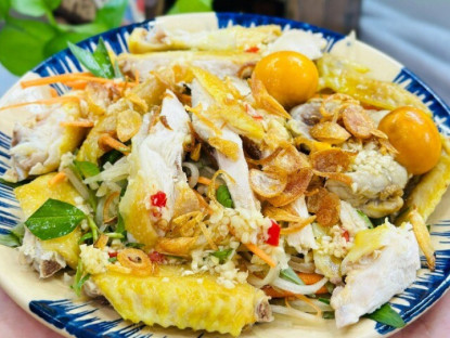 Gia đình - Củ thì nhìn như khoai nhưng tên lại là sâm, đem làm nộm với thịt gà được món giòn ngon, thanh mát, tốt cho sức khỏe