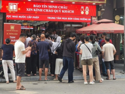 Kinh tế - Giá vàng ngày 19/10 giảm: Hàng loạt tiệm vàng có động thái bất ngờ, chị em rủ nhau lên “hốt hàng”