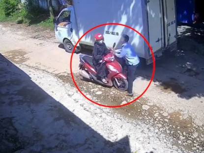 Giao thông - Clip: Hú vía tài xế chạy cứu ô tô bị trôi dốc, húc ngã người phụ nữ đi xe máy