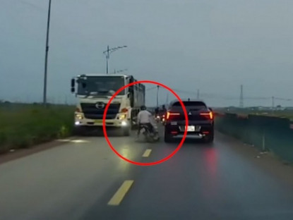 Giao thông - Clip: Pha vượt ẩu bất cẩn, Ninja đấu đầu xe tải &amp; thoát chết trong tích tắc