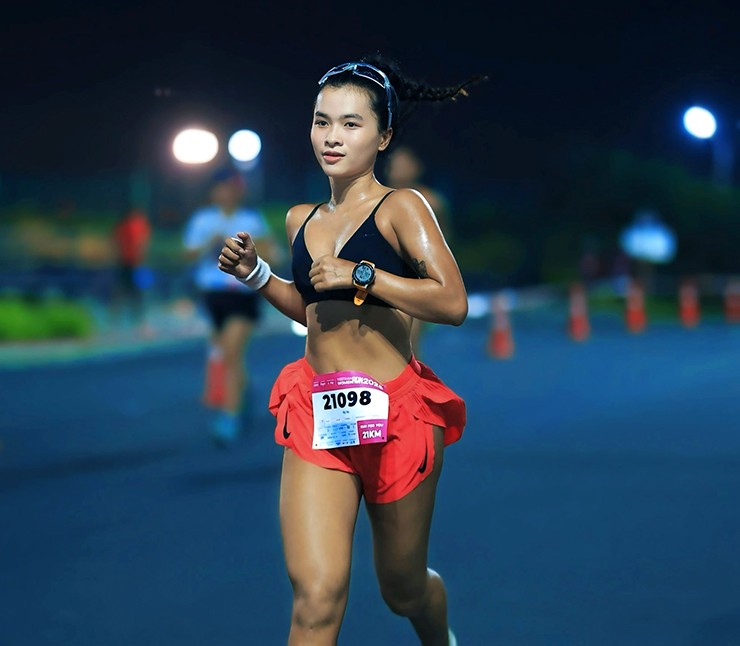 Hot girl Vy Phan làm nóng giải chạy tại TP.HCM, nói gì về cô gái “thả rông” chạy bộ? - 1