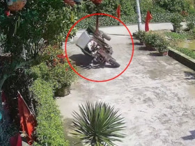Clip: Thanh niên ôm cua xe ba gác như tay đua F1, cái kết “đau thốn” không tưởng