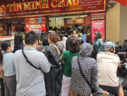 Kinh tế - Giá vàng ngày 22/10: Cắm đầu giảm sâu, loạt tiệm vàng “xả hàng”, bán cho mỗi người cả 100 chỉ