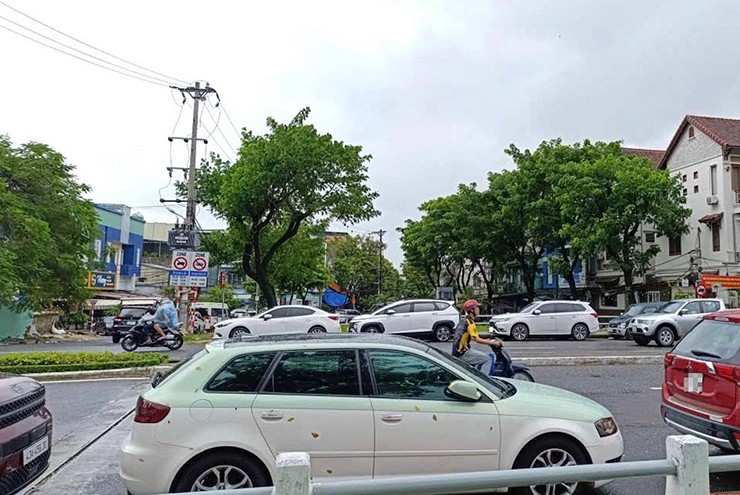Những cách bảo vệ ô tô ngày mưa lũ - 1