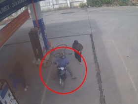 Clip: Cười chảy nước mắt với pha đổ xăng quên vợ có 1-0-2 của ông chồng