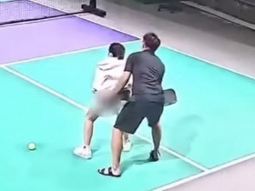 Xôn xao người đàn ông vừa dạy pickleball vừa hành động 