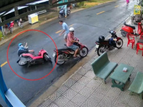 Clip: Sang đường khó hiểu, người đàn ông bị xe máy hạ ngục trong tích tắc