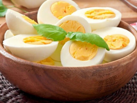 Luộc trứng dùng nước sôi hay nước lạnh đều sai bét, nhớ 5 điểm này, ai vụng mấy cũng bóc được vỏ