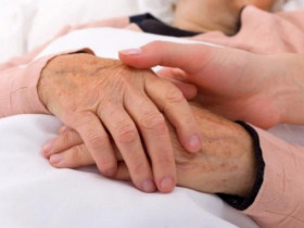Người phụ nữ bị ung thư phổi hối hận vì bỏ qua một dấu hiệu nhỏ trên bàn tay