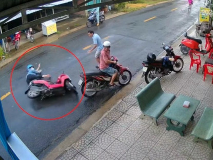 Giao thông - Clip: Sang đường khó hiểu, người đàn ông bị xe máy hạ ngục trong tích tắc